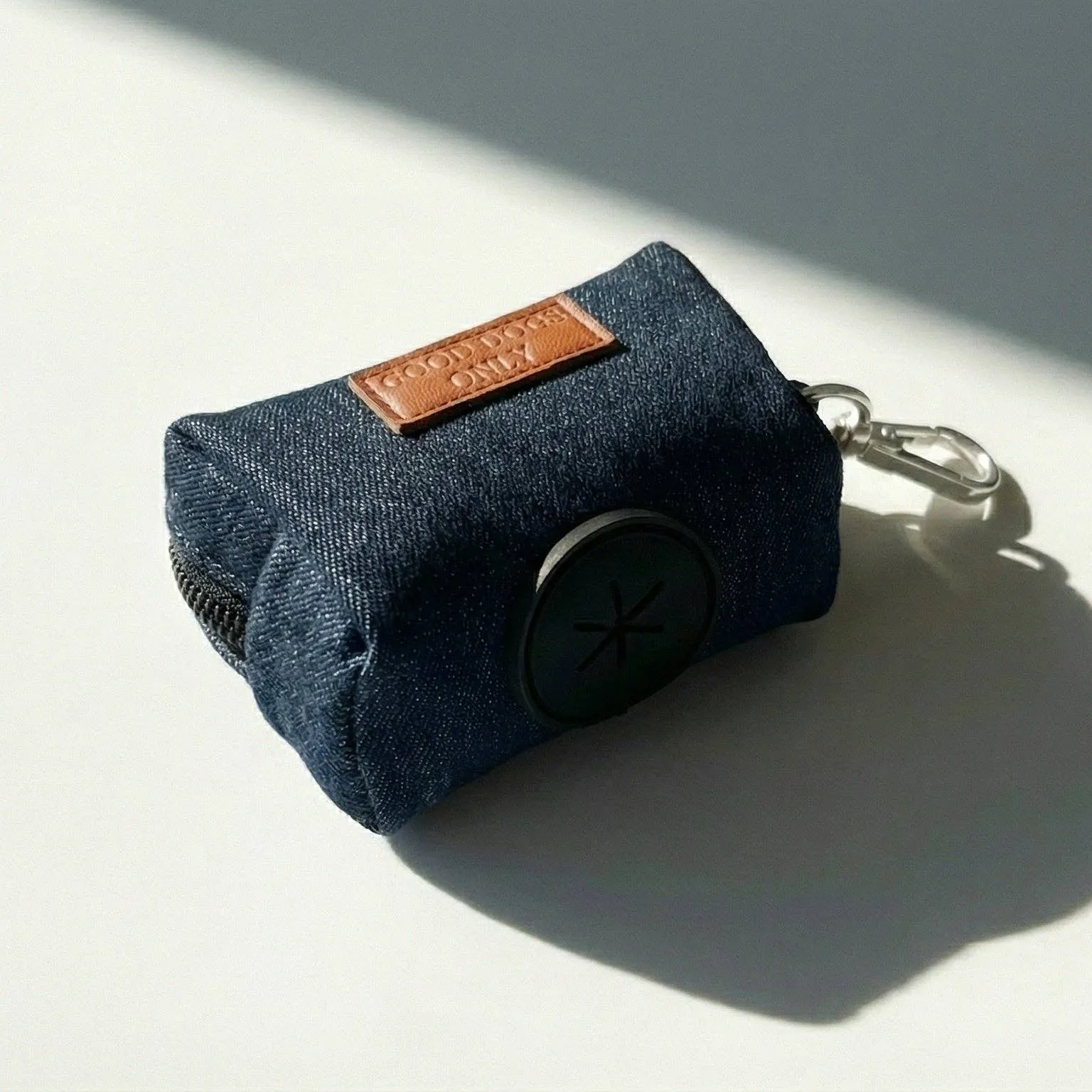 The Midnight bag holder from the side