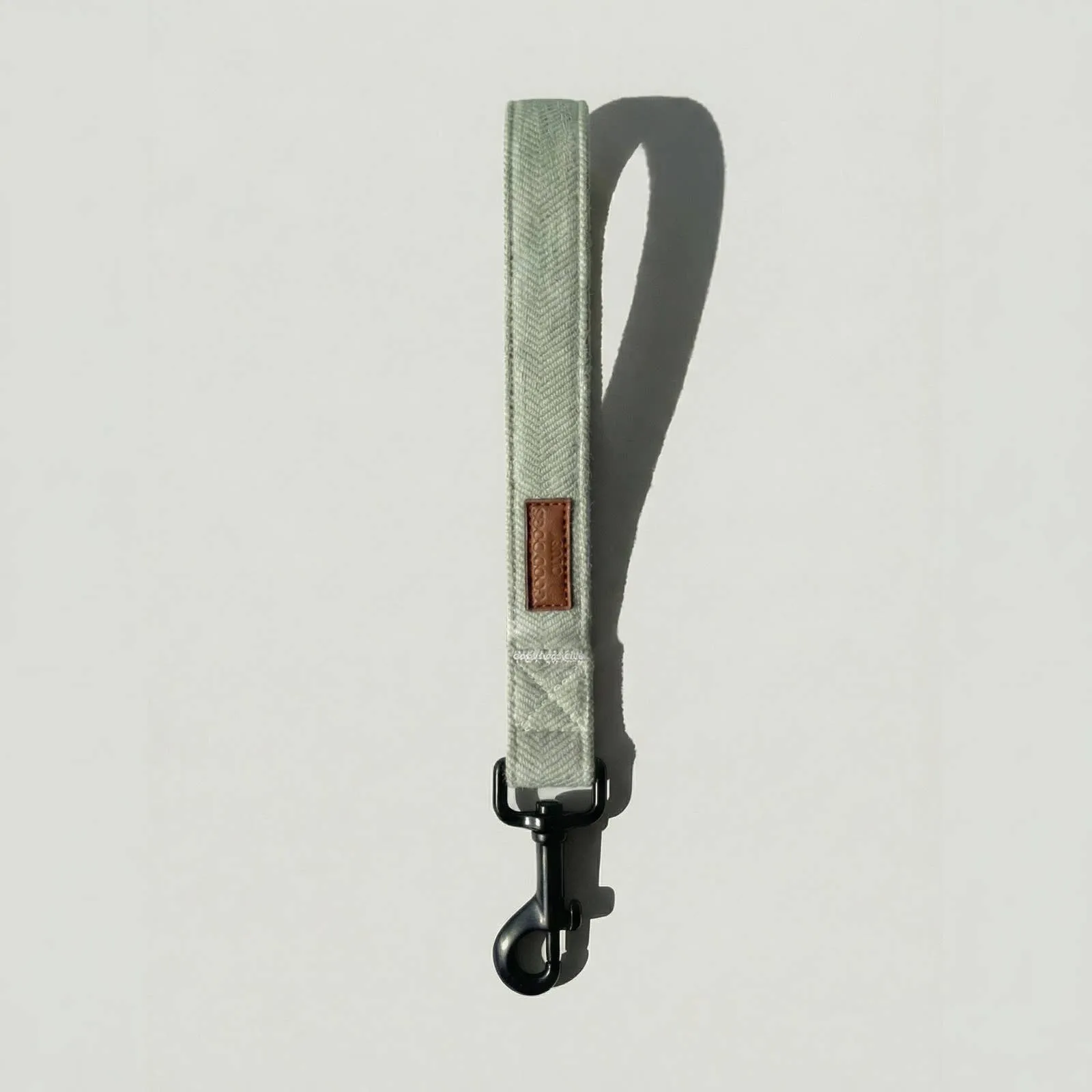 The loop handle of the Sage leash