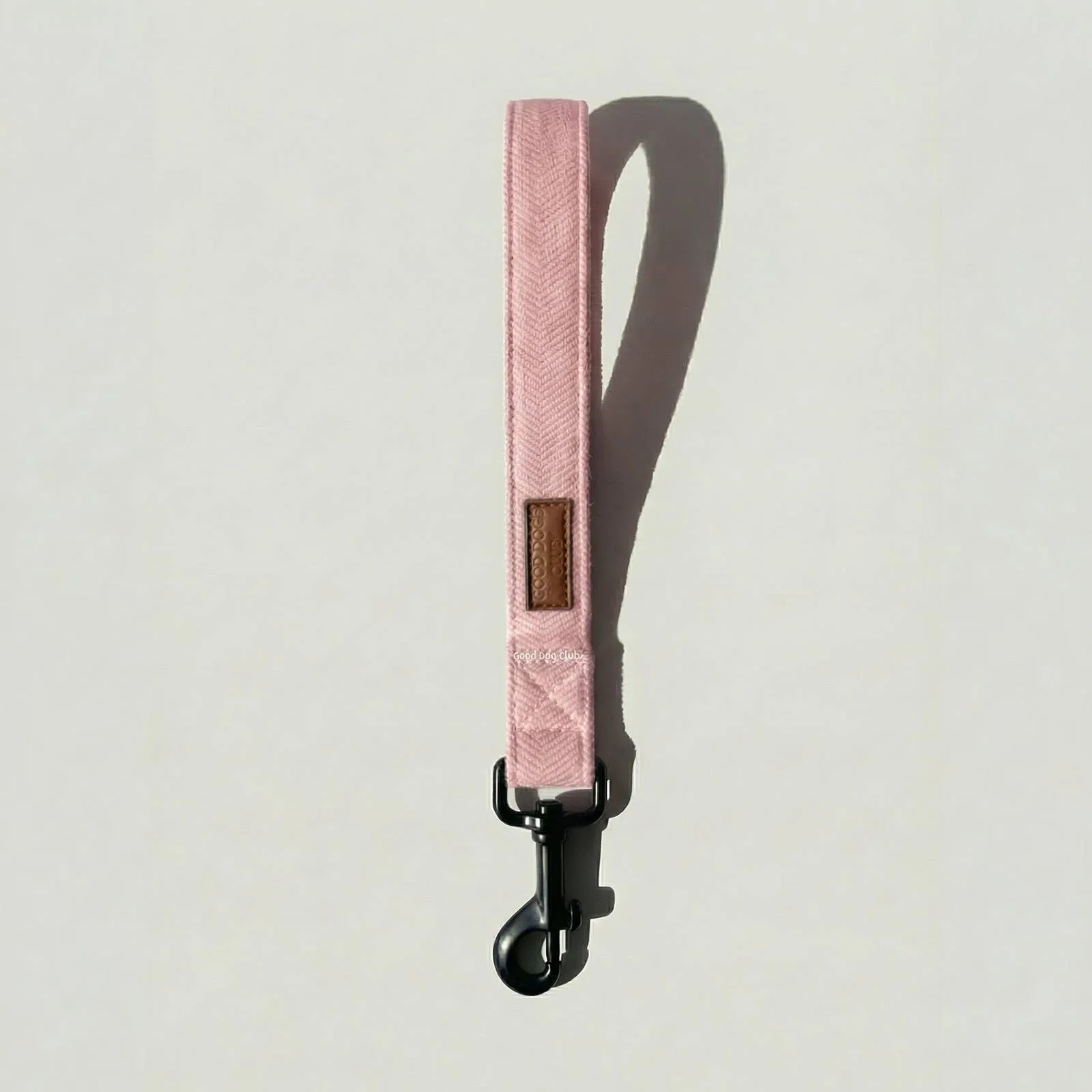The loop handle of the Blush leash